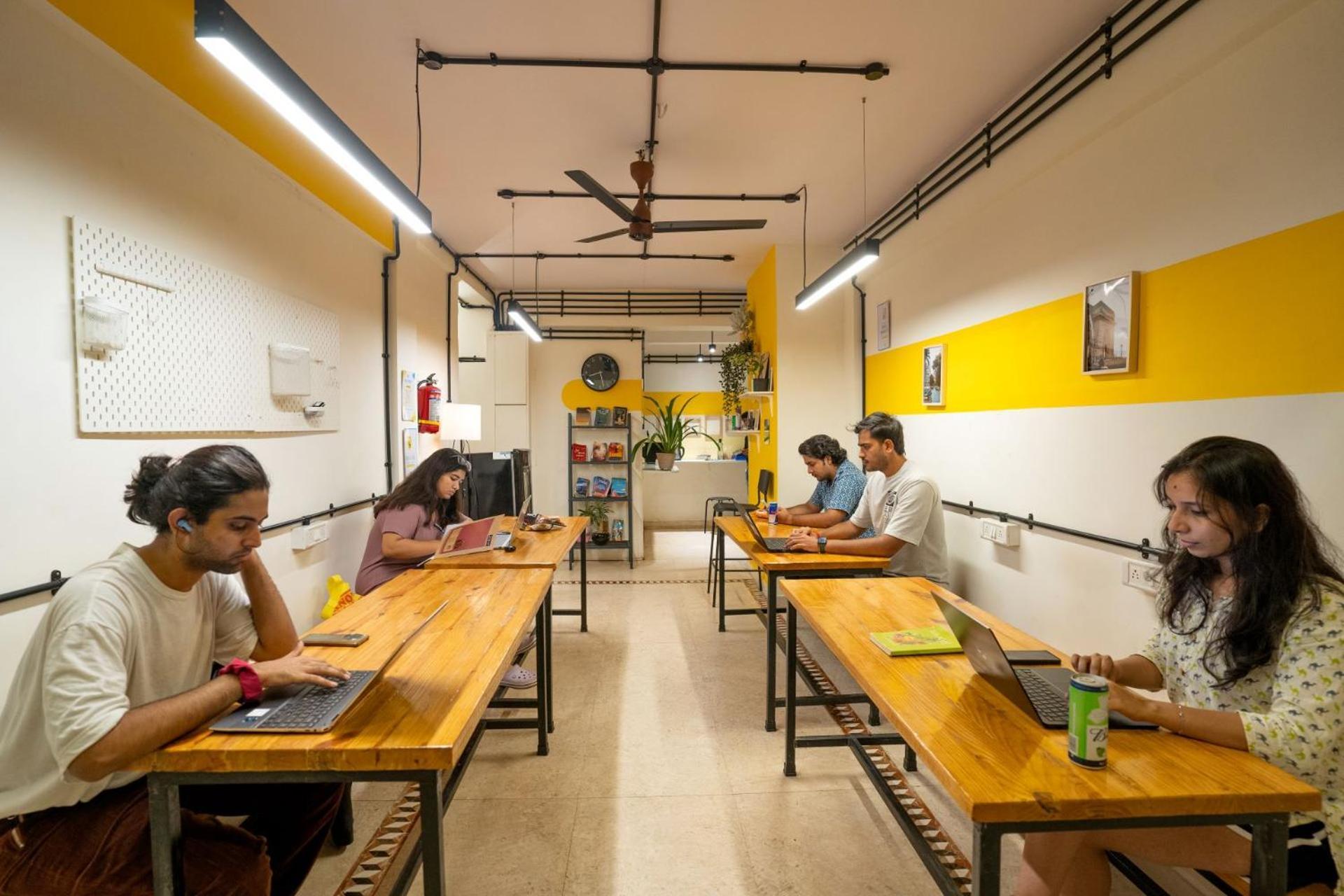 Locomo Express - Stay Work Eat Mumbai Exterior photo